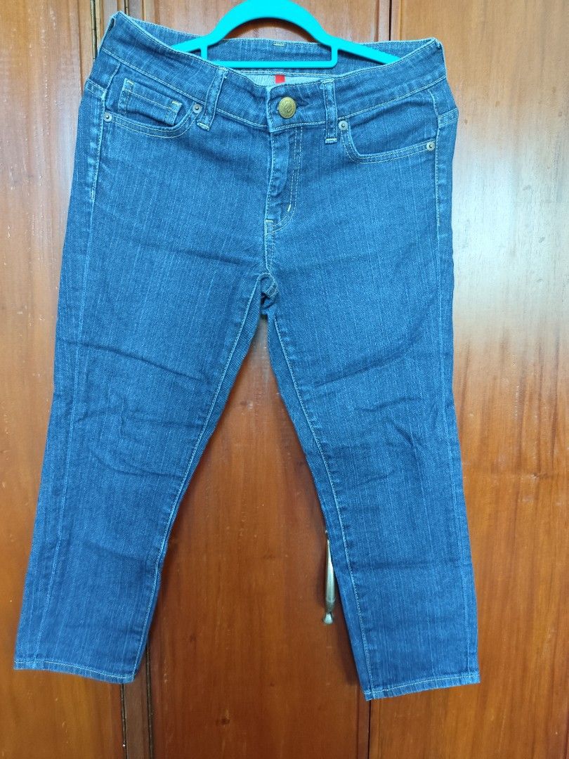 Uniqlo UJ Denim Capri Pants (Category: Jeans) located in Ilagan. Submitted by cessfp (Listing ID 1311462469, Image 2). Description: Uniqlo UJ Denim Capri Pants Stretchy Size 26 on tag This is a preloved item. Pls manage your expectations.