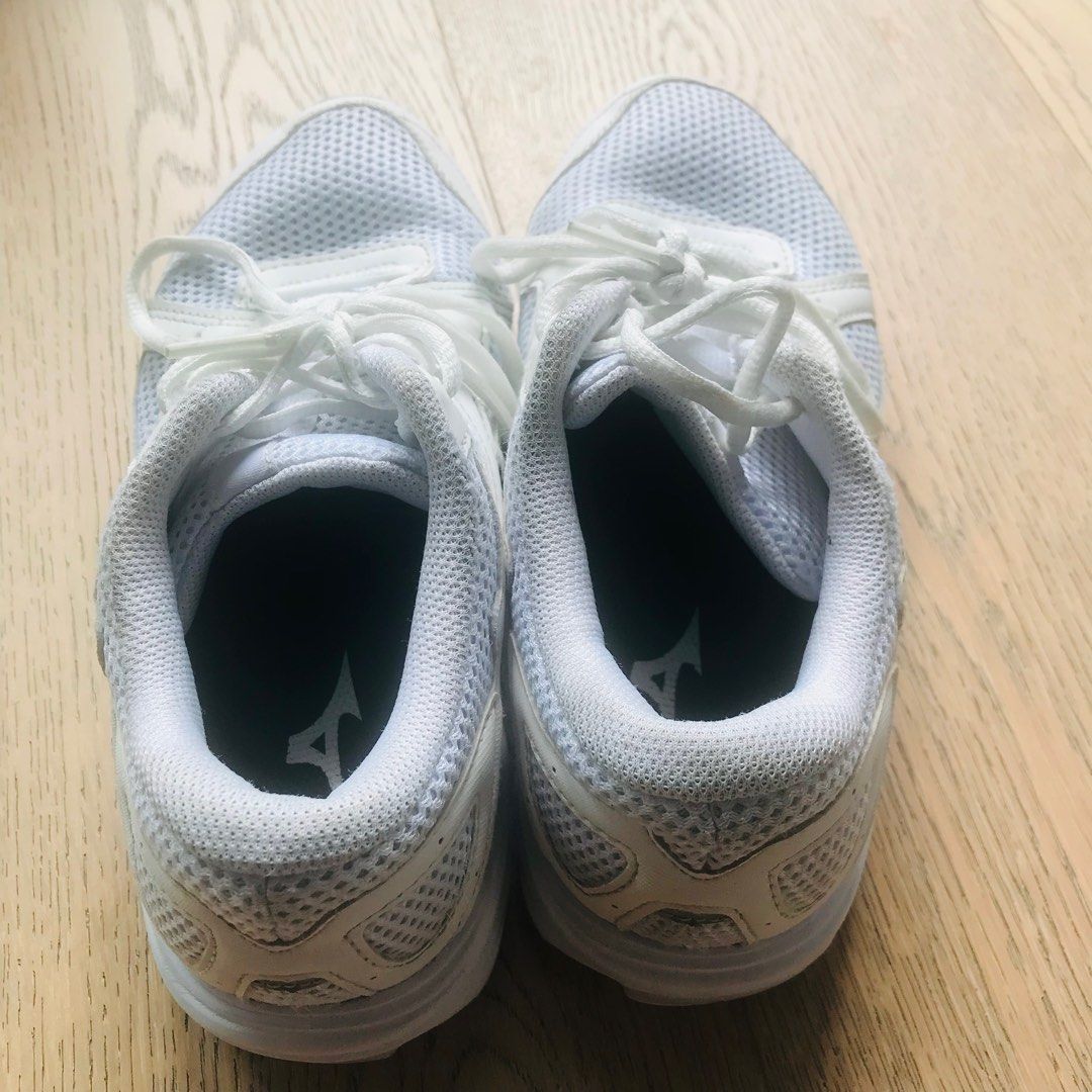 White Mizuno sports shoes Carousell