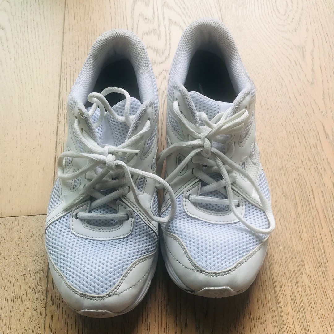 White Mizuno sports shoes Carousell