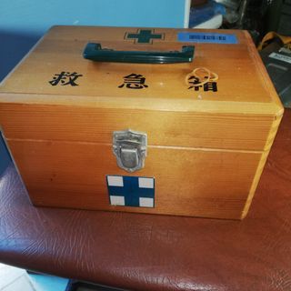 wooden nedicine box vtg