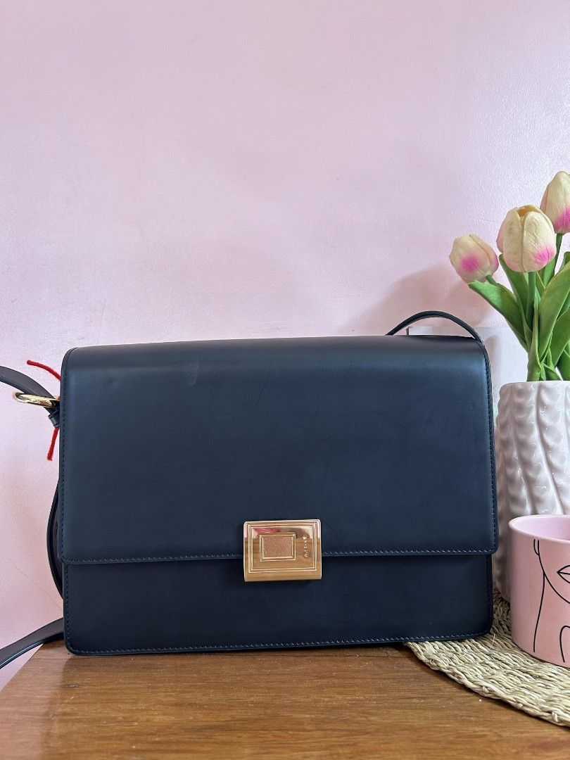 a.cloud BOOK LOCK BAG BIG (Category: Luxury Bags & Wallets) located in Puerto Princesa. Submitted by lotsstuff (Listing ID 1306782378, Image 3). Description: DETAILS & DIMENSIONS -Material: Fine Leather -Dimension: W 24.5cm*H 16.5cm* D 5.5cm -Weight: 0.55kg EXCELLENT CONDITION MINOR SIGN OF USED.
