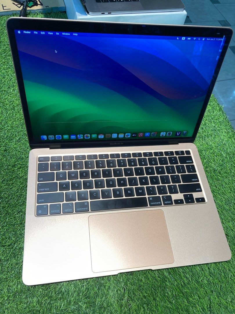 Apple. MacBook Air. 2020 year. 13 inchi.M1 chip. Ram 8gb . Ssd 256gb…. Gold  Color