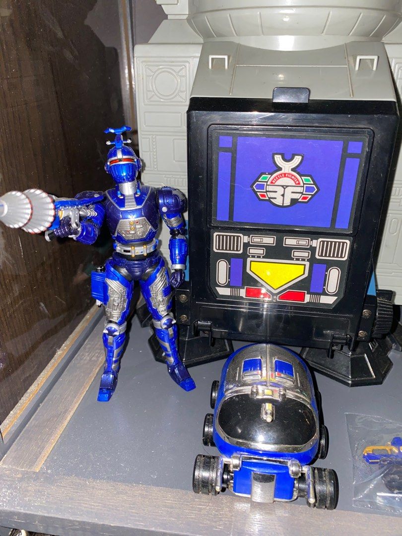 Beetle Borgs (Category: Action & Battle Toys) located in Manila. Submitted by cxtremetoy17724 (Listing ID 1306811191, Image 3). Description: Beetle Borgs Base Camp and Beetle Borgs Figures with alt hands and weapons Issue: Putol isang horn ng red figure.