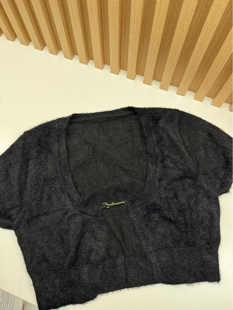 BLACK CROPTOP (BRAND NEW) (Category: Blouses) located in Quezon City. Submitted by mtchfrvr (Listing ID 1306877812, Image 1). Description: Bought this from the orange app a long time ago but I never got to use it. OG price is around ₱200-400 I believe. - no flaws - can send more pics, just dm me:) PAYO MOP: GCASH MOD: lalamove/grab and J&T SIZE: can fit xs-small.