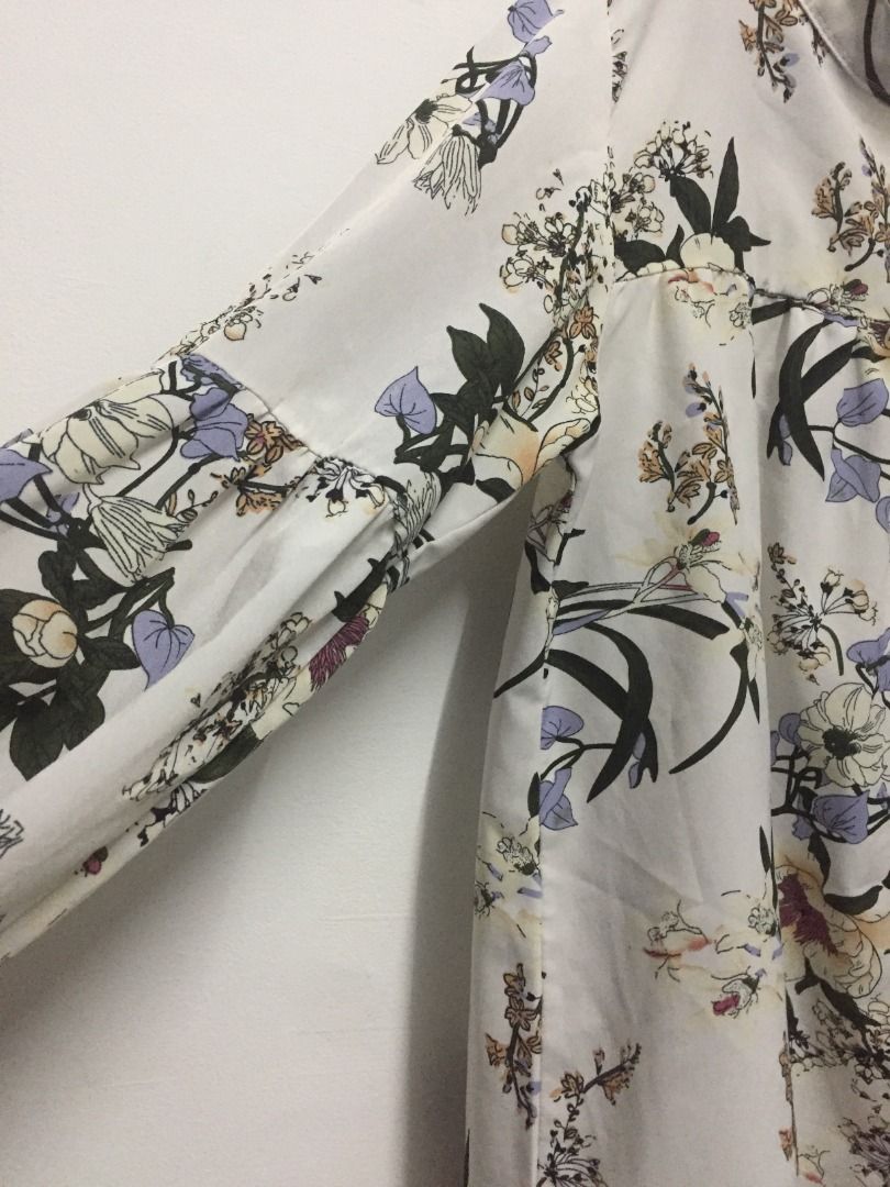 Blouse Bunga (Category: Blouses) located in Banting. Submitted by dwyaneaydee (Listing ID 1306758345, Image 3). Description: Hi girls, I'm selling out my preloved item. All items still in good condition. Reason to sell because I no longer use it. Shoulder: 16.5 inch Length: 25 inch .