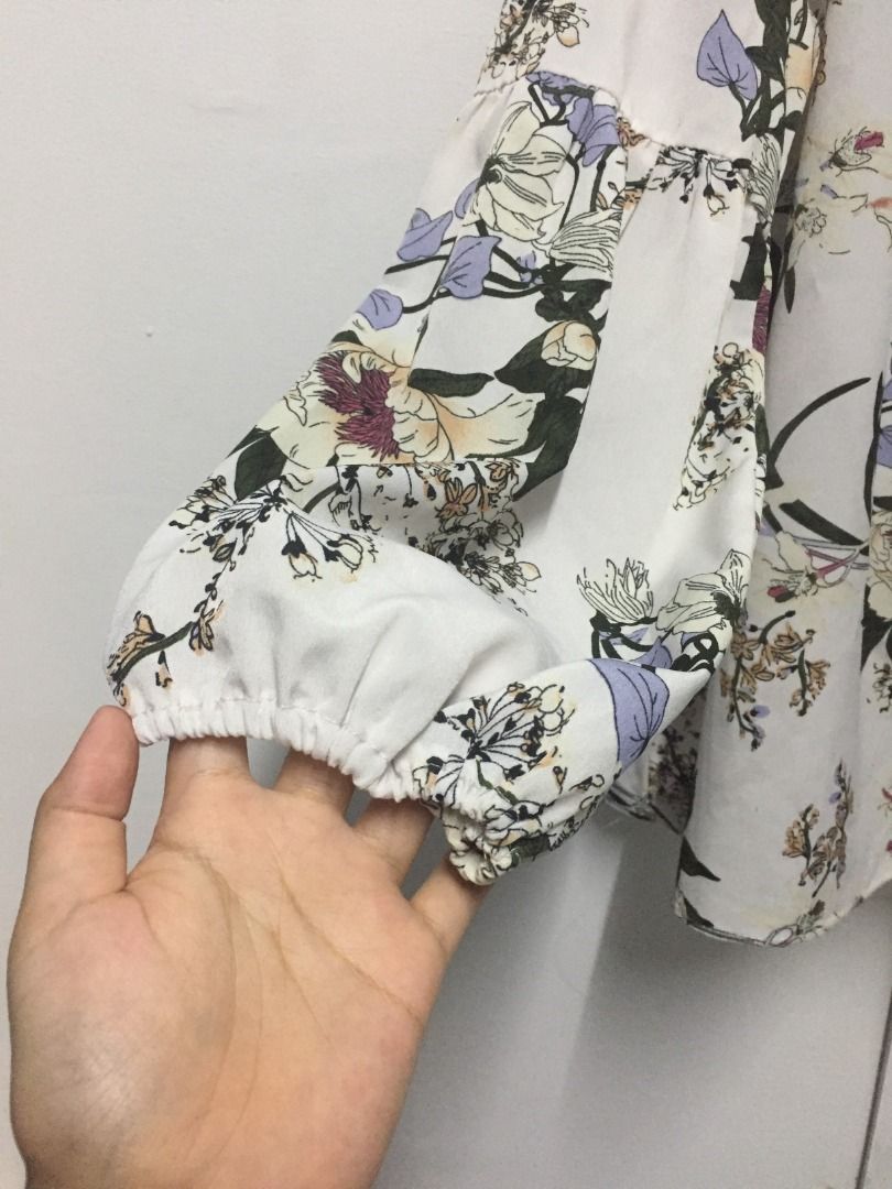 Blouse Bunga (Category: Blouses) located in Banting. Submitted by dwyaneaydee (Listing ID 1306758345, Image 2). Description: Hi girls, I'm selling out my preloved item. All items still in good condition. Reason to sell because I no longer use it. Shoulder: 16.5 inch Length: 25 inch .