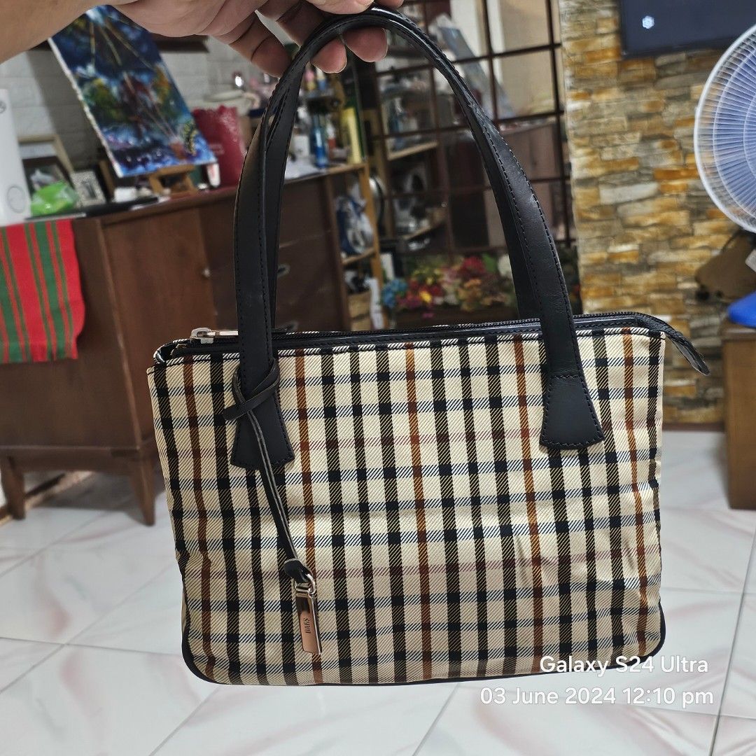 Daks London (Category: Shoulder Bags) located in Cabuyao City. Submitted by swiftdeer.ed9787 (Listing ID 1306737639, Image 2). Description: for sale price: 1300 plus SF Location:Cabuyao Laguna meet up shipping lalamove Daks London made in italy small size handbag no issue.