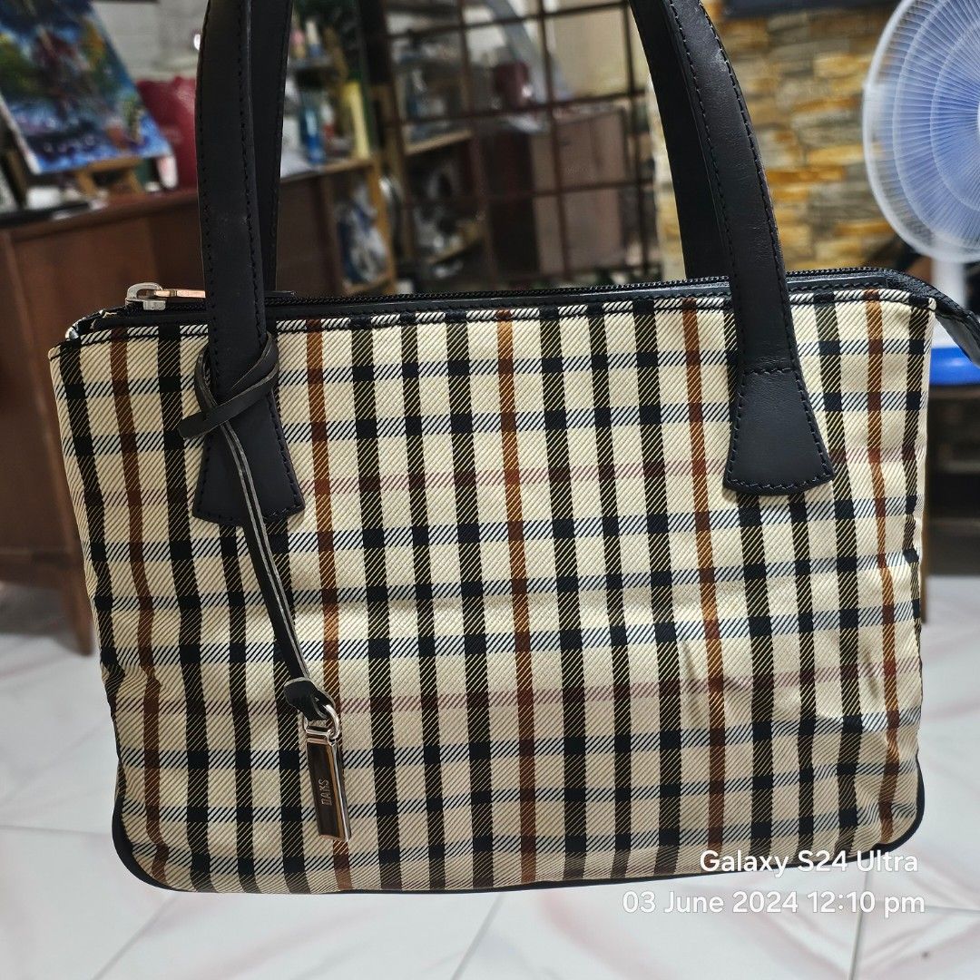 Daks London (Category: Shoulder Bags) located in Cabuyao City. Submitted by swiftdeer.ed9787 (Listing ID 1306737639, Image 1). Description: for sale price: 1300 plus SF Location:Cabuyao Laguna meet up shipping lalamove Daks London made in italy small size handbag no issue.