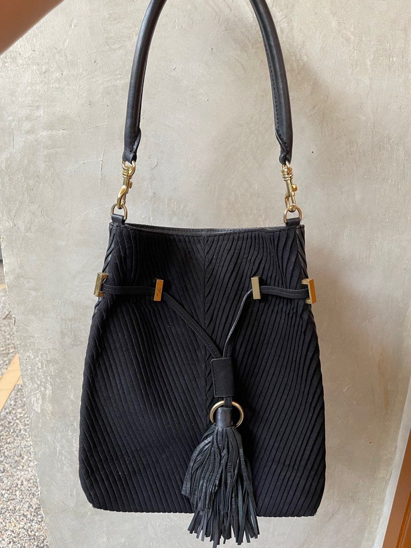 For sale! Lanvin shoulder bag (Category: Shoulder Bags) located in Pasig City. Submitted by akg07 (Listing ID 1306752184, Image 1). Description: Pre loved lanvin shoulder bag Lightly used .