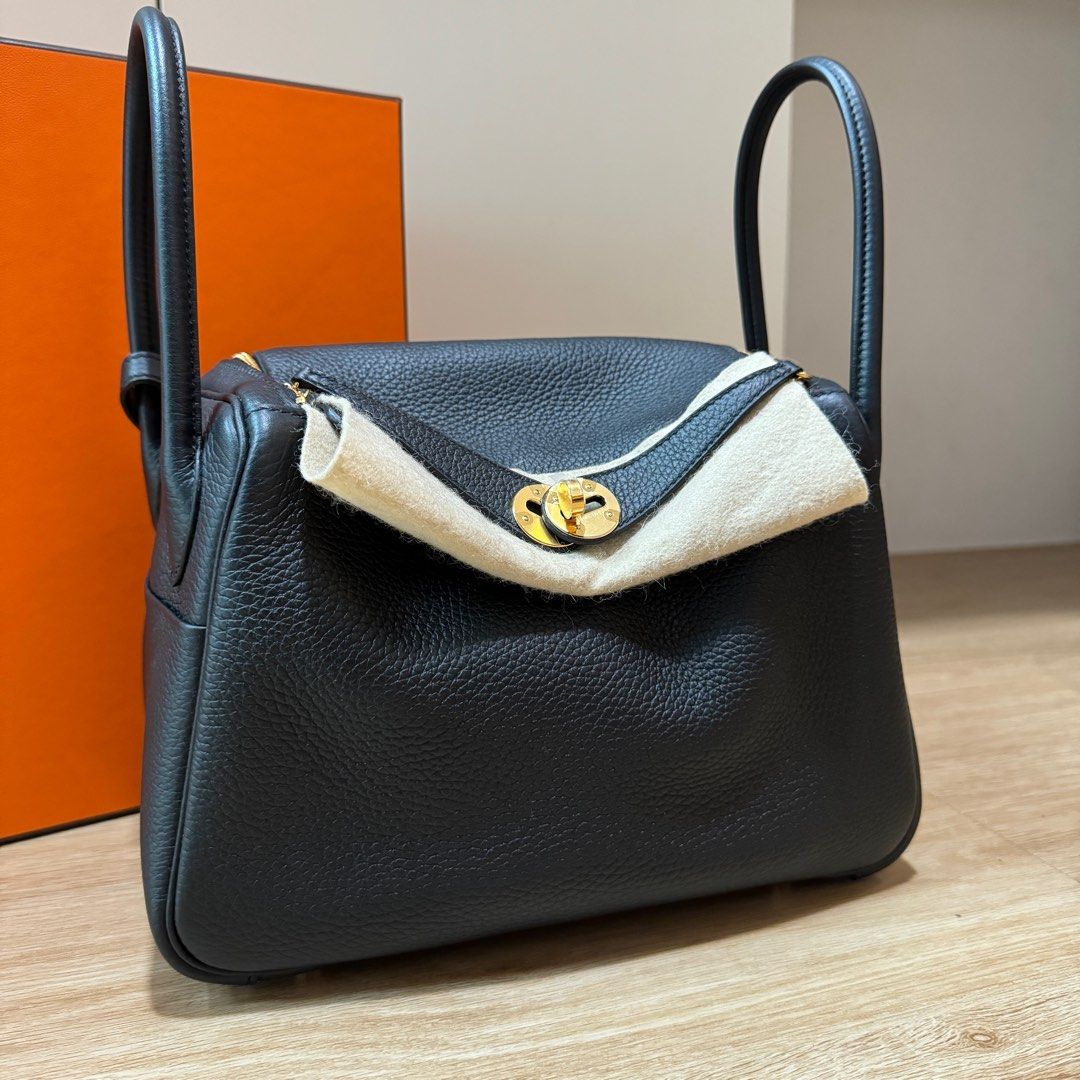 (SG set) Hermes Lindy 26 Noir Black GHW (Category: Bags & Wallets) located in Singapore. Submitted by missbrownbear (Listing ID 1306807657, Image 1). Description: Black Gold Hardware Local Singapore receipt Plastic strap on.