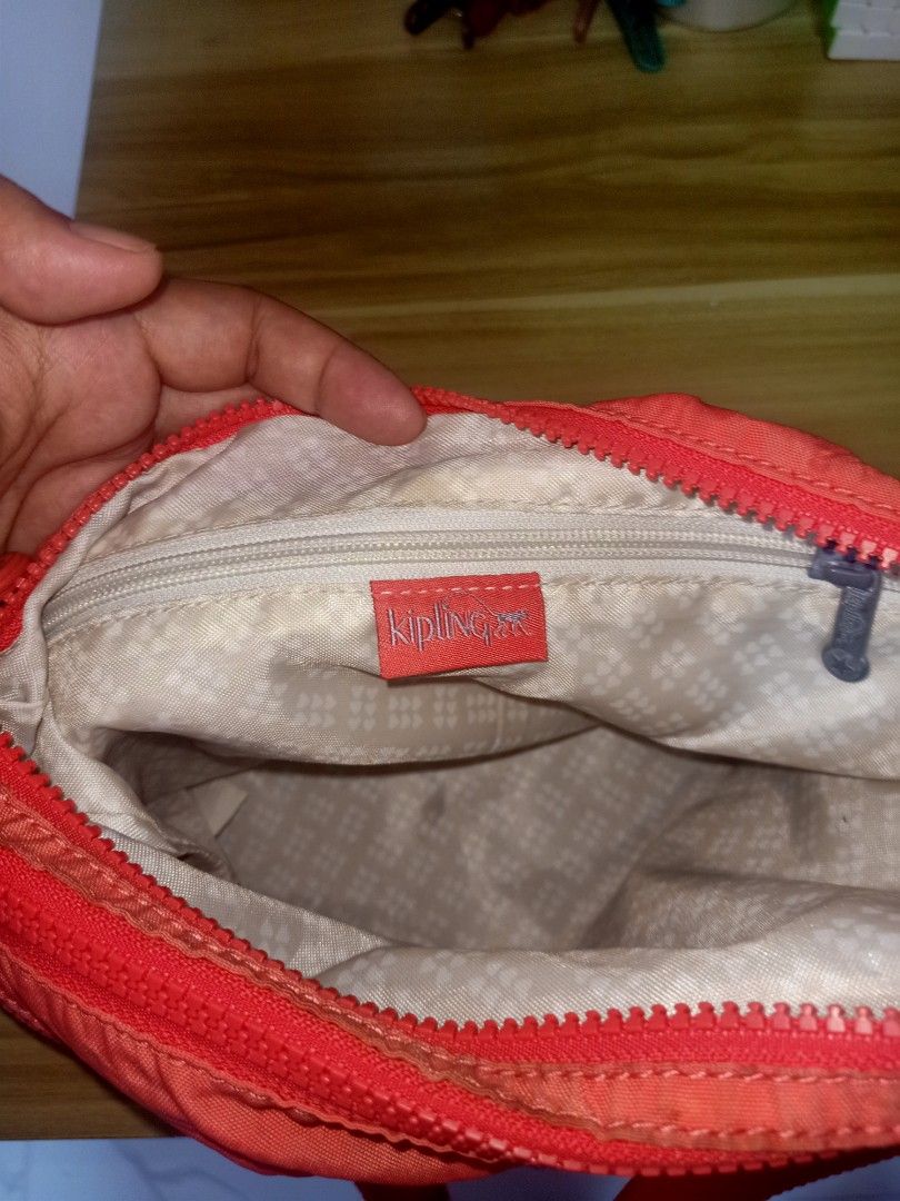 Kipling (Category: Cross-body Bags) located in Candelaria. Submitted by jaexcob (Listing ID 1306716907, Image 3). Description: very nice, daming zippered compartment see other pics for the flaw 🥹.