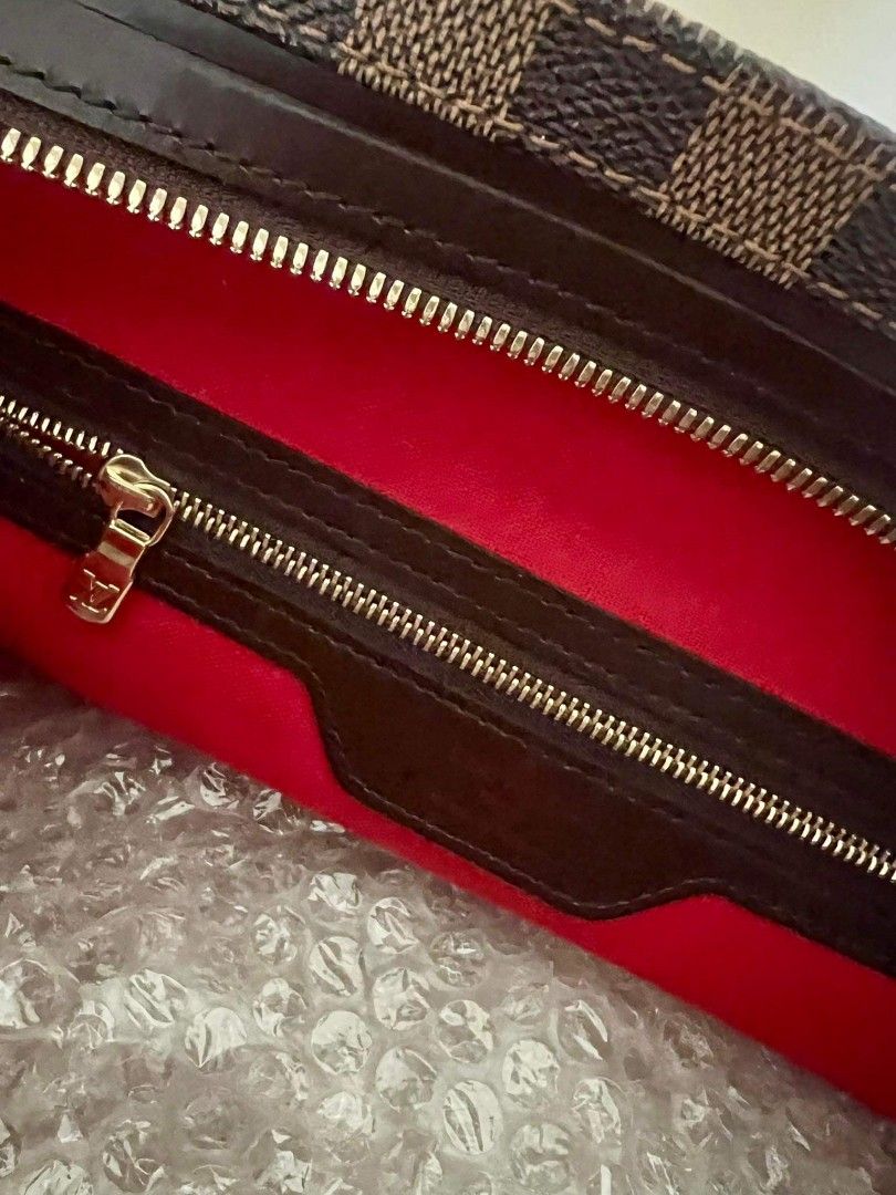 LOUIS VUITTON CHELSEA DAMIER (Category: Luxury Bags & Wallets) located in Manila. Submitted by letsdeclutterorig (Listing ID 1306808640, Image 3). Description: Authentic and Good condition!.