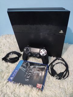 PS4 Fat 500GB w/ 1 orig V2 Controller & 1 physcal Game