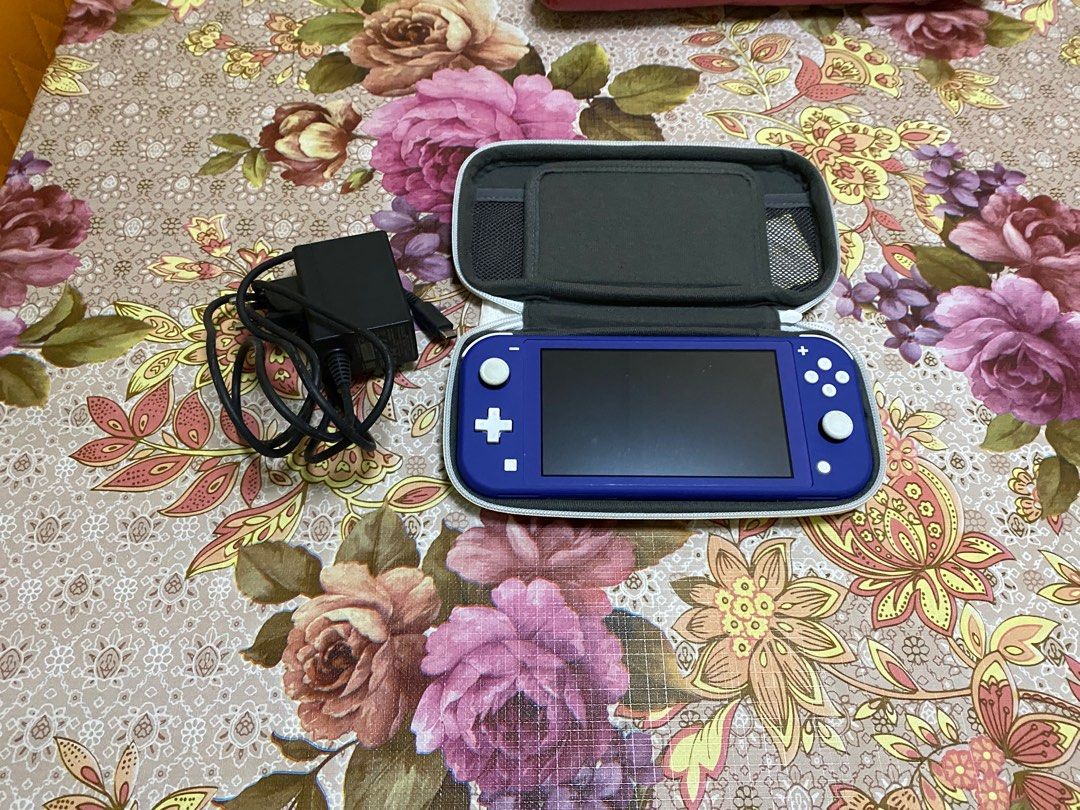 Switch Lite Console (Category: Nintendo) located in Singapore. Submitted by vins327 (Listing ID 1306791380, Image 1). Description: Selling switch lite with the charger + white cover.