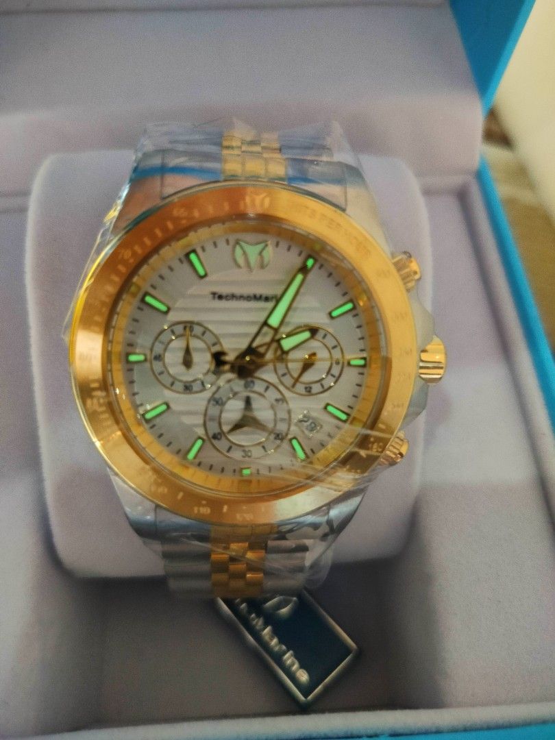 Technomarine Manta Ray Chronograph Silver Dial TM-219020 (Category: Luxury Watches) located in Manila. Submitted by emil_online_shop (Listing ID 1306740108, Image 1). Description: Two-tone (silver-tone and gold-tone) stainless steel case and bracelet. Fixed gold-tone stainless steel bezel. Silver dial with gold-tone hands and index hour markers. Minute markers around the outer rim. Dial Type: Analog. Luminescent hands and markers. Date display be