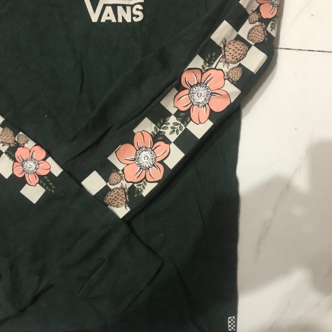 Vans cropped longsleeve (Category: Longsleeves) located in Antipolo. Submitted by stored_stuff (Listing ID 1306738981, Image 3). Description: dm for fast transaction, all items are open for offers😃😃✌️.