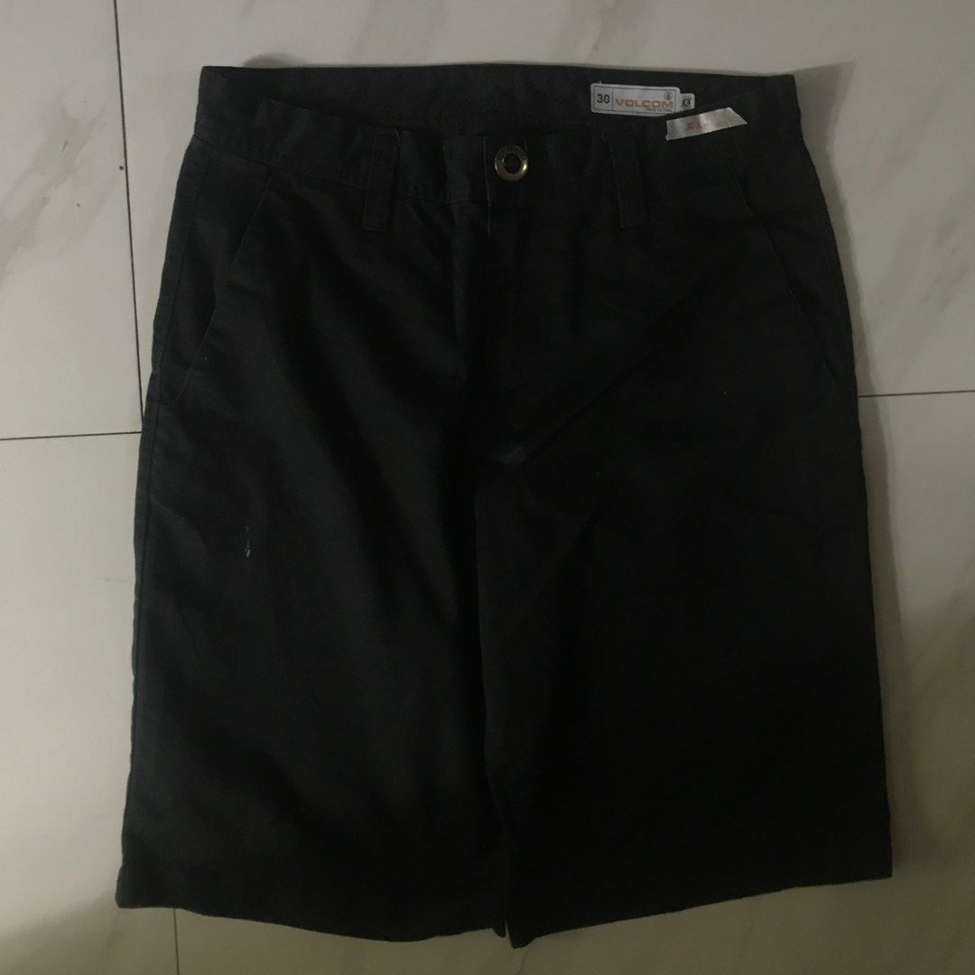 Volcom shorts (Category: Shorts) located in Antipolo. Submitted by stored_stuff (Listing ID 1306821286, Image 1). Description: good condition 9/10 dimes 30x21x10.