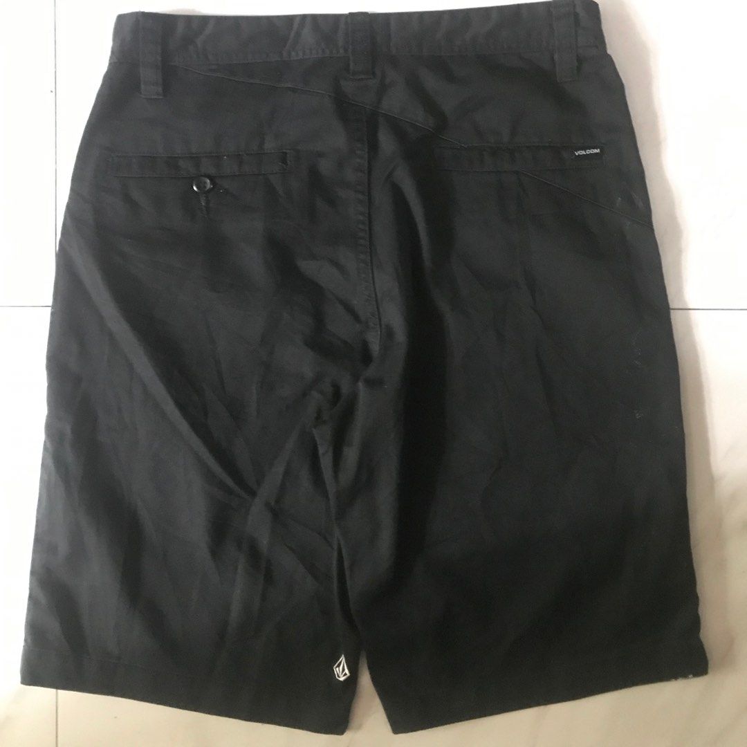 Volcom shorts (Category: Shorts) located in Antipolo. Submitted by stored_stuff (Listing ID 1306821286, Image 2). Description: good condition 9/10 dimes 30x21x10.