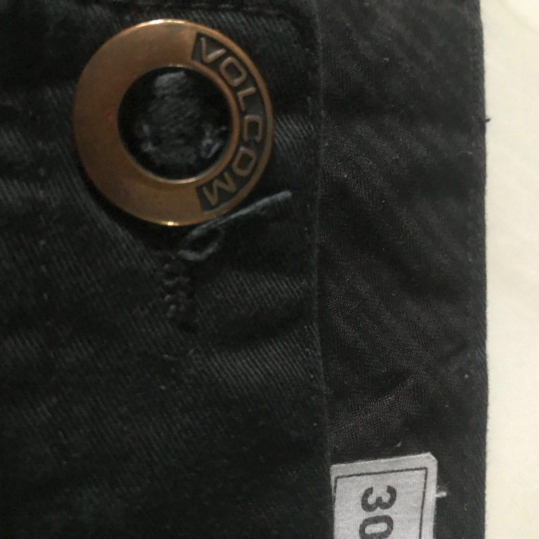Volcom shorts (Category: Shorts) located in Antipolo. Submitted by stored_stuff (Listing ID 1306821286, Image 3). Description: good condition 9/10 dimes 30x21x10.