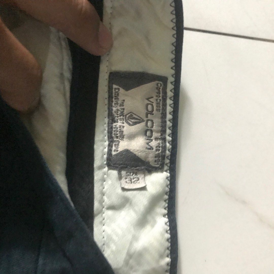 Volcom short (Category: Shorts) located in Antipolo. Submitted by stored_stuff (Listing ID 1306821790, Image 3). Description: good condition 9/10 dimes 32x22x9.5.