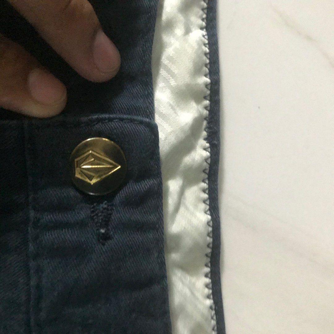 Volcom short (Category: Shorts) located in Antipolo. Submitted by stored_stuff (Listing ID 1306821790, Image 2). Description: good condition 9/10 dimes 32x22x9.5.