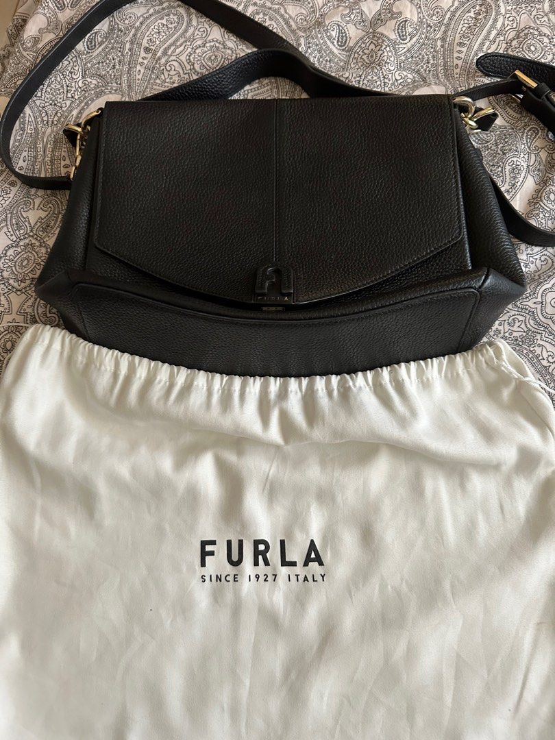 Authentic Furla Black Leather Bag (Category: Luxury Bags & Wallets) located in Mandaluyong City. Submitted by hdvvv (Listing ID 1311536814, Image 3). Description: Black leather bag from Furla Bought in Paris for Eur 600 Really really good quality bag. Long and short shoulder strap. Functional and chic. Inclusions - dustbag and strap Meetup encouraged so you can check the quality and beauty of the bag Rfs: Funding a new bag.