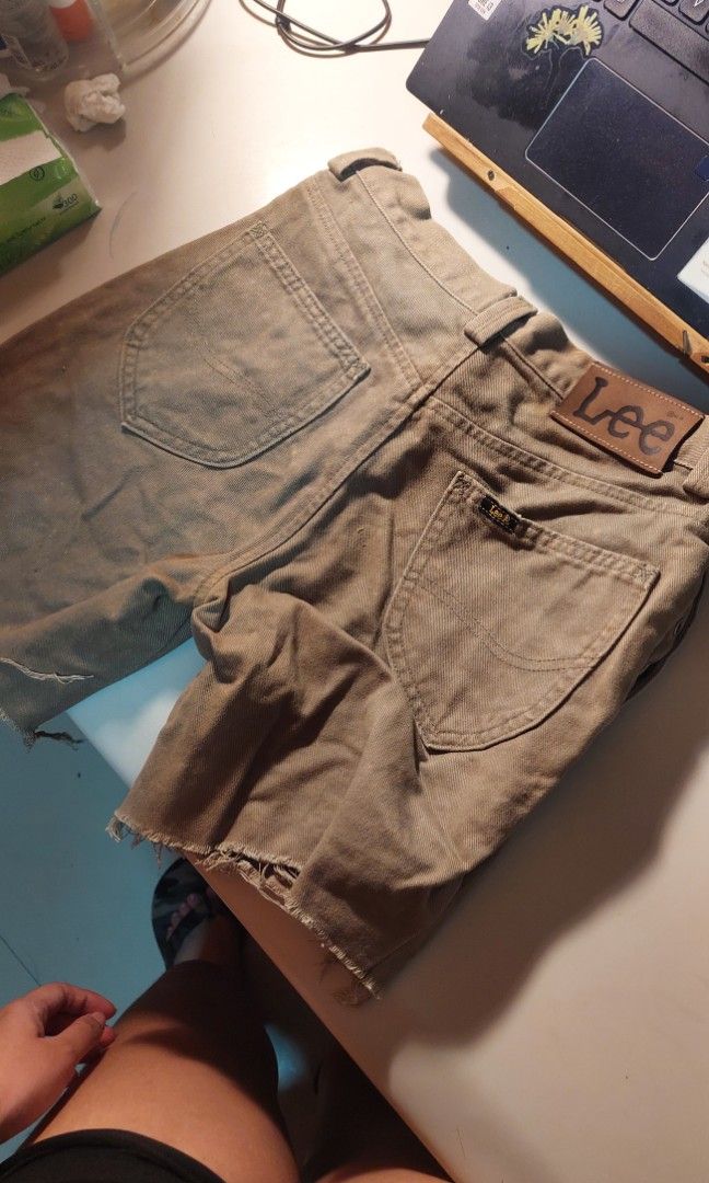 Vintage Bermuda Lee Shorts (Category: Shorts) located in Mexico. Submitted by beyondd (Listing ID 1311606817, Image 2). Description: size is 28 on tag. v trendy & cute but not my size can do meet-ups around san fernando, mexico, angeles, balibago, and nearby areas in pampanga for ncr girlies, can do meet-ups around up diliman, uptc, and katipunan area only.