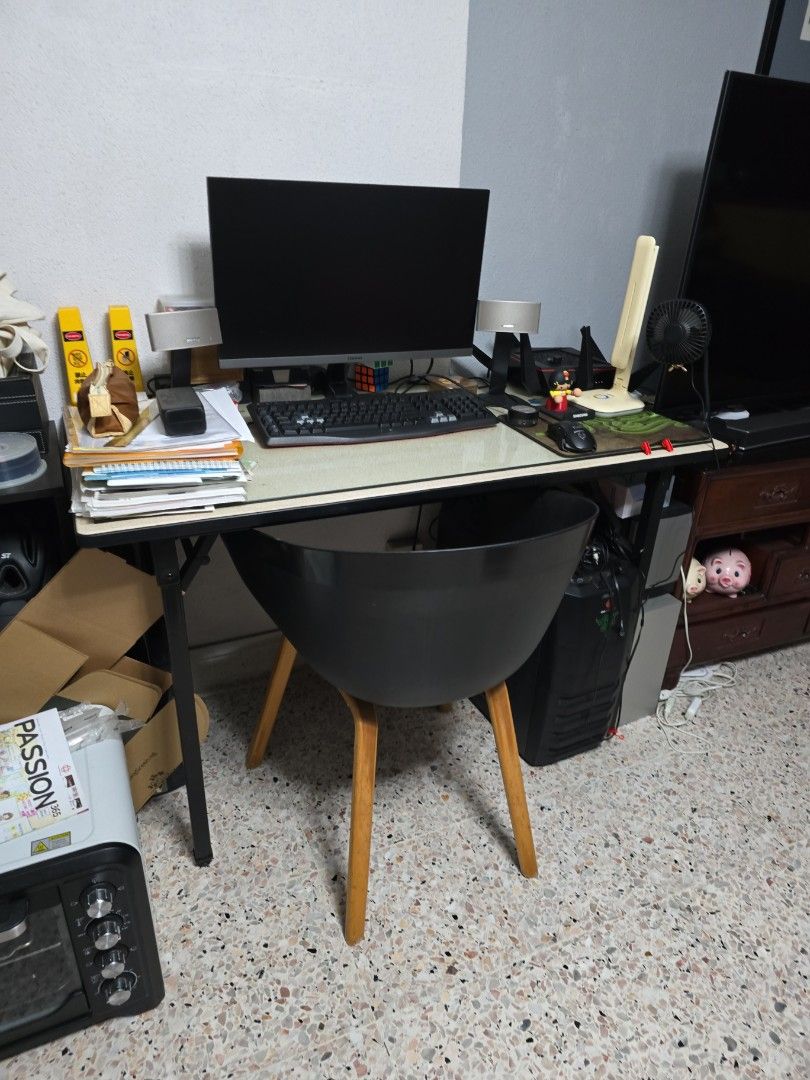 Computer desk (Category: Tables & Sets) located in Singapore. Submitted by supplyvault (Listing ID 1311700856, Image 1). Description: Computer Desk Like new, v simple Self collect at 461034.