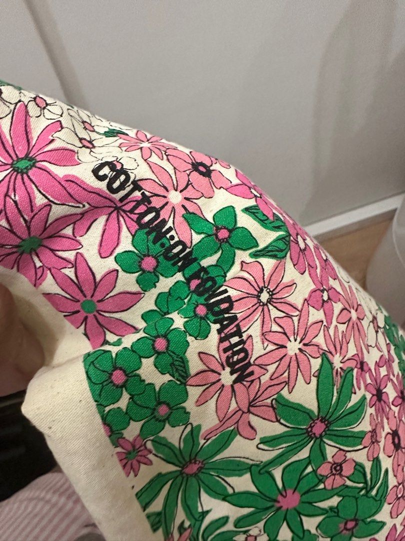 Cotton On Floral Tote Bag (Category: Tote Bags) located in Valenzuela. Submitted by _shethrifts (Listing ID 1311647487, Image 2). Description: Rfs: not my color.