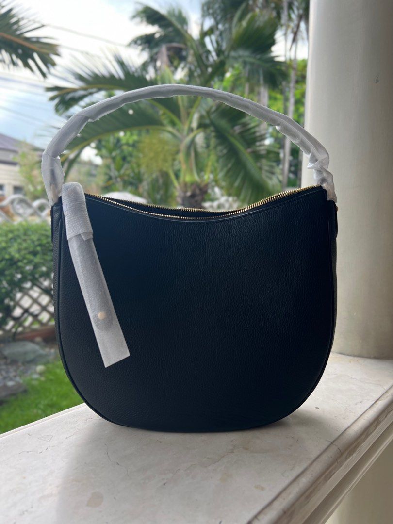 MICHAEL KORS - Dover Leather Shoulder Bag - Large (Category: Shoulder Bags) located in Manila. Submitted by offthenest (Listing ID 1311584618, Image 2). Description: Brand: Michael Kors Model: Dover Leather Shoulder Bag Color: Black Size: Large Original Price: $538.00 Origin: Bought in the US Others: Authentic; With paperbag SIZE: 12.75”W X 11.25” H X 3.25”D PRODUCT DETAILS: Handle drop: 8” Exterior details: front slip pocket Interior details: ba