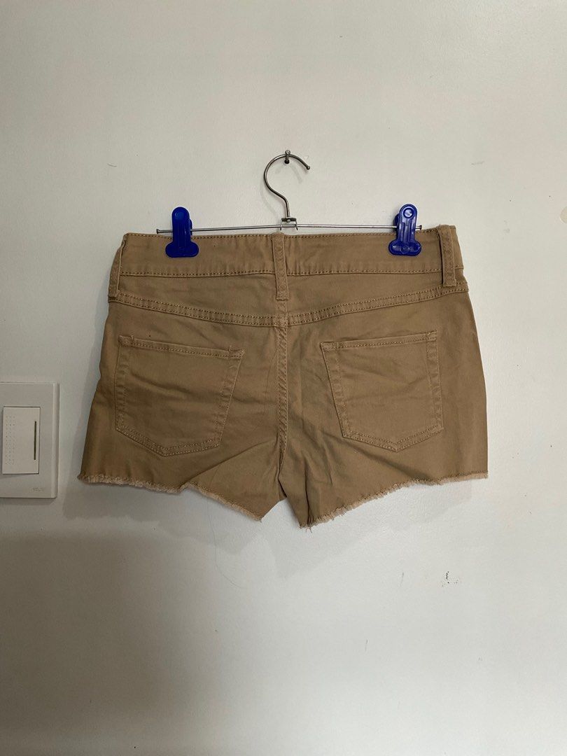 No Boundaries Denim Brown/Beige Shorts (Category: Shorts) located in Cavite. Submitted by aleck720 (Listing ID 1311590904, Image 2). Description: For sale: Pre-loved clothes 🫀 Waistline: 28 inches Length: 10 inches Message me for more details and inquiries (measurements, more pictures, etc.) 💸 MOP: Gcash, Maya, GoTyme 🛵 MOD: J&T.