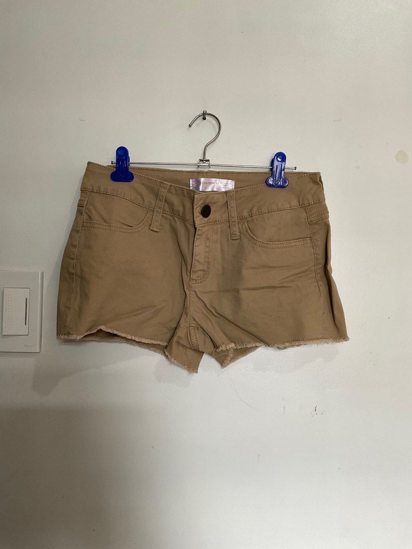No Boundaries Denim Brown/Beige Shorts (Category: Shorts) located in Cavite. Submitted by aleck720 (Listing ID 1311590904, Image 1). Description: For sale: Pre-loved clothes 🫀 Waistline: 28 inches Length: 10 inches Message me for more details and inquiries (measurements, more pictures, etc.) 💸 MOP: Gcash, Maya, GoTyme 🛵 MOD: J&T.