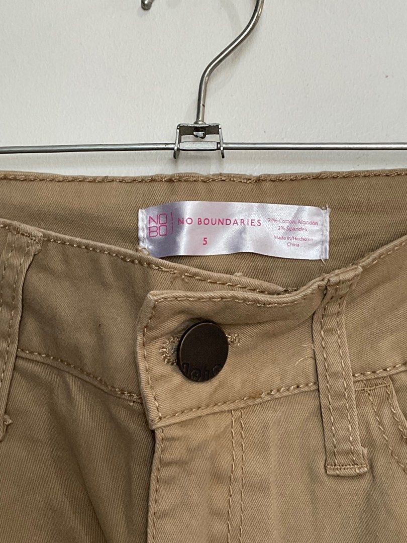 No Boundaries Denim Brown/Beige Shorts (Category: Shorts) located in Cavite. Submitted by aleck720 (Listing ID 1311590904, Image 3). Description: For sale: Pre-loved clothes 🫀 Waistline: 28 inches Length: 10 inches Message me for more details and inquiries (measurements, more pictures, etc.) 💸 MOP: Gcash, Maya, GoTyme 🛵 MOD: J&T.