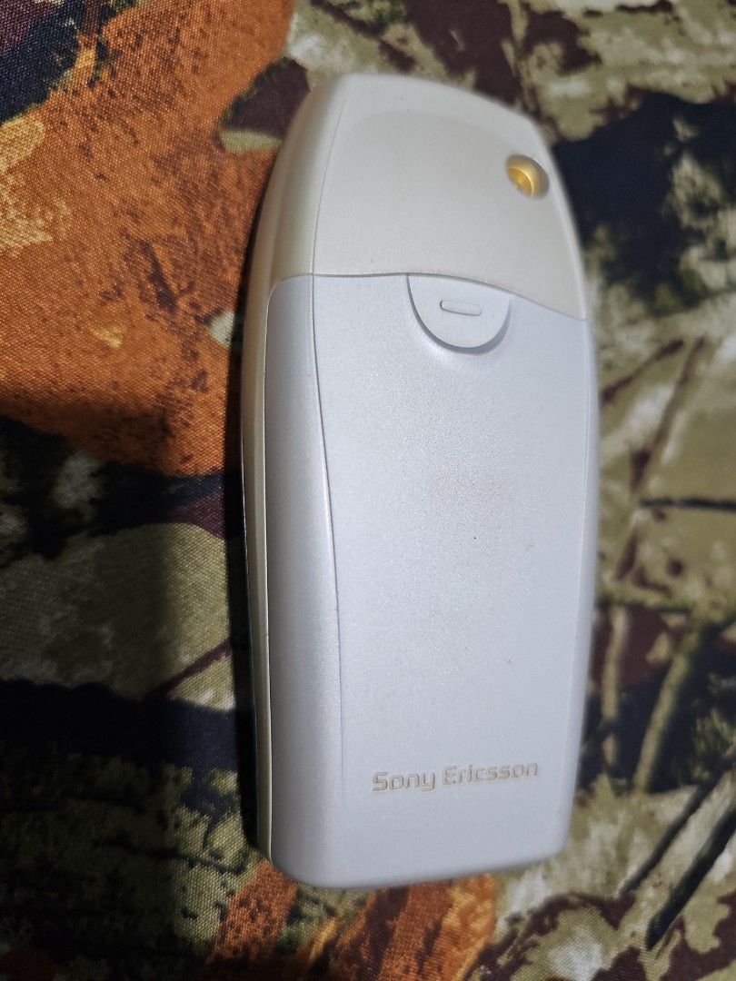 Sony Ericsson T200 Vintage Phone (Category: Early Generation Mobile Phones) located in Quezon City. Submitted by aldenpv (Listing ID 1311645935, Image 2). Description: Sony Ericsson T200 Vintage Phone For collectors No battery, charger, or any other accessories. No assurance if working RFS: Decluttering.
