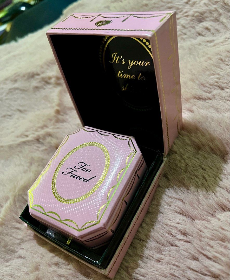 Too Faced Diamond Light Highlighter in Fancy Pink (Category: Makeup) located in Valenzuela. Submitted by cinnameow (Listing ID 1311534032, Image 2). Description: Shade: Fancy pink Flaws: Slight discoloration in some areas, signs of use will give discount for sure buyer !! will also trade for: pink too faced flush blush, or pink cloud crush blush. dm for offer with pics! ♡ orig price: $59 (AUD) = ~₱2.3k ♡ bought from Mecca, shipped from Australia 
