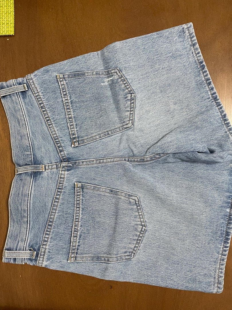 UNIQLO denim shorts (Category: Shorts) located in Quezon City. Submitted by mclbee (Listing ID 1311699827, Image 3). Description: Uniqlo denim jeans RFS: im decluttering 🩵 size 24 (61 cm) waist 🩵 no longer available in uniqlo stores 🩵 good as new 🩵 no damages, no stains 🩵 walang when worn pics kasi di nga kasya huhu.
