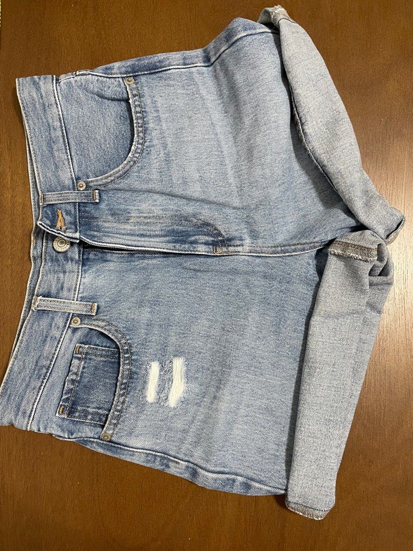 UNIQLO denim shorts (Category: Shorts) located in Quezon City. Submitted by mclbee (Listing ID 1311699827, Image 1). Description: Uniqlo denim jeans RFS: im decluttering 🩵 size 24 (61 cm) waist 🩵 no longer available in uniqlo stores 🩵 good as new 🩵 no damages, no stains 🩵 walang when worn pics kasi di nga kasya huhu.