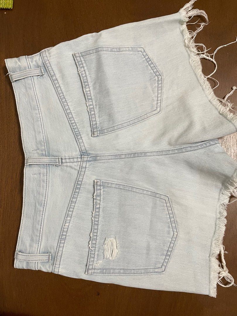 UNIQLO distressed denim shorts (Category: Shorts) located in Quezon City. Submitted by mclbee (Listing ID 1311699546, Image 2). Description: Uniqlo distressed denim jeans RFS: im decluttering clothes na masikip na sakin 🩵 size 25 (63.5 cm) waist 🩵 no longer available in uniqlo stores 🩵 lightly used 🩵 no damages, no stains.