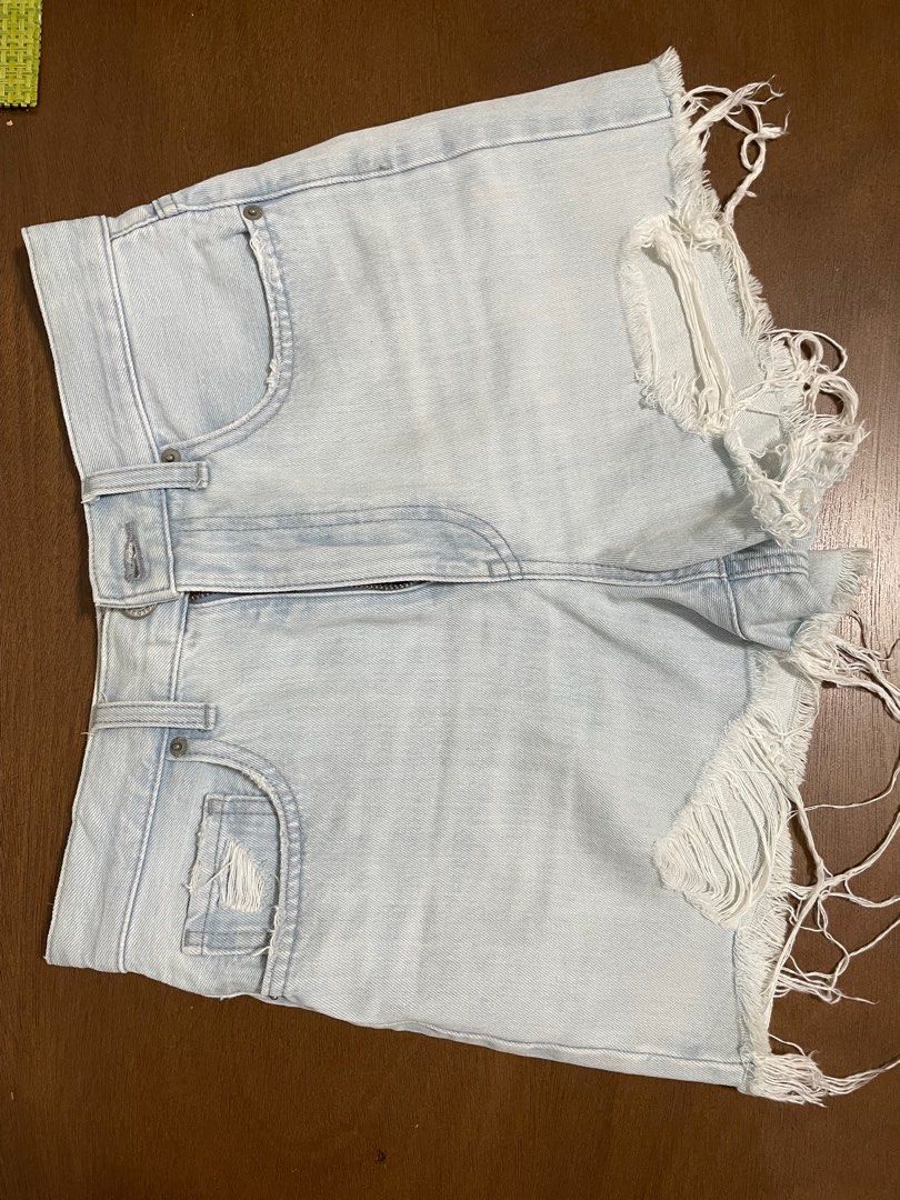 UNIQLO distressed denim shorts (Category: Shorts) located in Quezon City. Submitted by mclbee (Listing ID 1311699546, Image 1). Description: Uniqlo distressed denim jeans RFS: im decluttering clothes na masikip na sakin 🩵 size 25 (63.5 cm) waist 🩵 no longer available in uniqlo stores 🩵 lightly used 🩵 no damages, no stains.