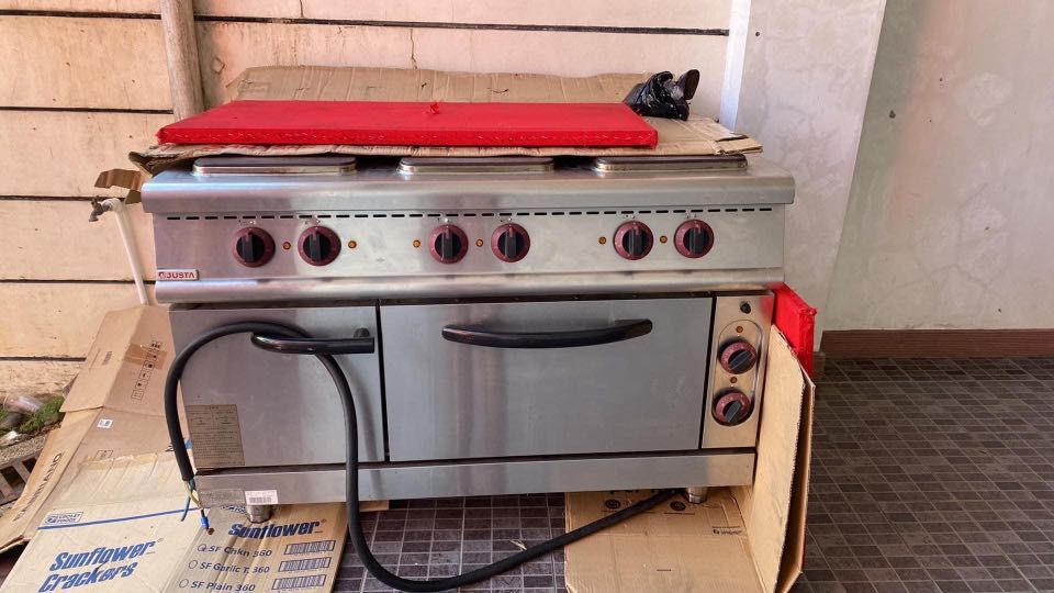6 Burner Electric stove with Oven (Category: Cookware & Accessories) located in San Pablo. Submitted by drekhali (Listing ID 1307034029, Image 2). Description: Used 6 burner electric stove with oven. Still working just needs cleaning. San Pablo city, laguna.