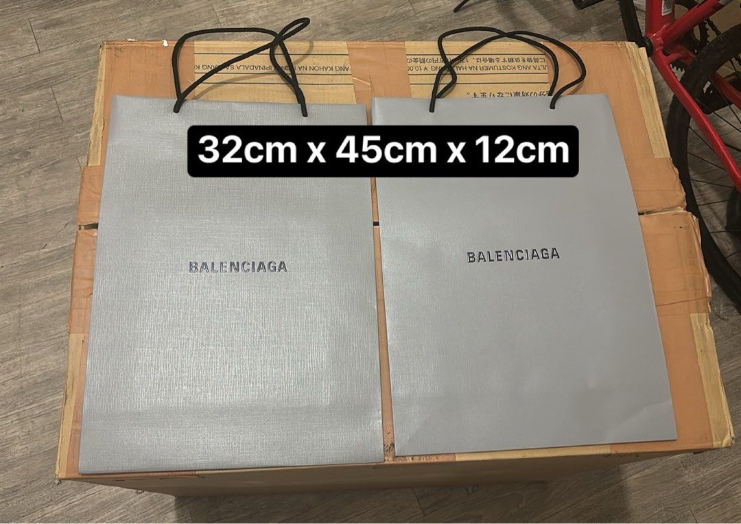 ‼️ Authentic Balenciaga Large Paperbag (Category: Luxury Bags & Wallets) located in Quezon City. Submitted by box.luxebycheng (Listing ID 1306928243, Image 2). Description: 800 each.