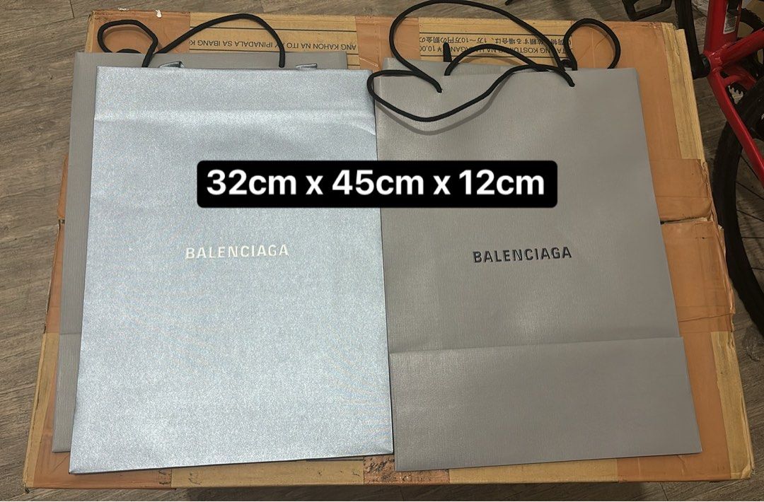‼️ Authentic Balenciaga Large Paperbag (Category: Luxury Bags & Wallets) located in Quezon City. Submitted by box.luxebycheng (Listing ID 1306928243, Image 1). Description: 800 each.