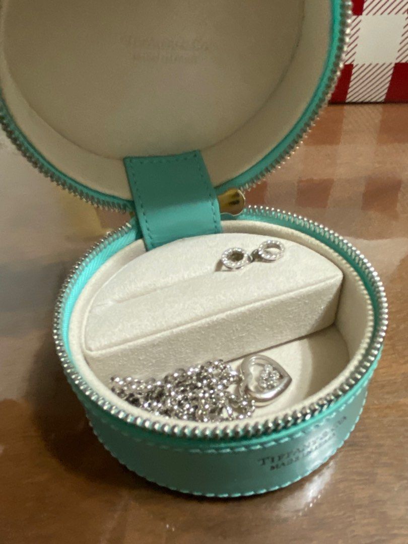 Auth Tiffany and co Round Jewelry case (Category: Accessory Holder, Box & Organizers) located in Moncada. Submitted by buy_smart (Listing ID 1306985287, Image 3). Description: .