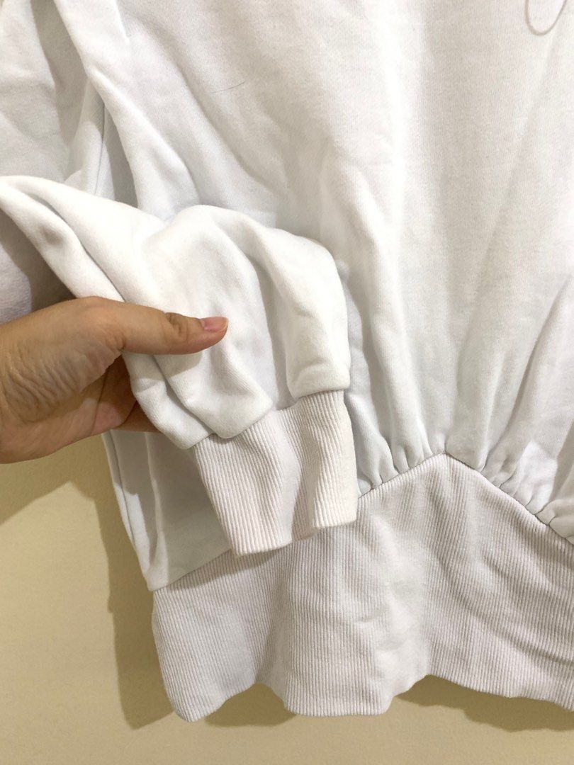 Bnwt white cropped sweater (Category: Longsleeves) located in San Fernando. Submitted by project.cleanup (Listing ID 1306921958, Image 2). Description: Has a yellowish color transfer on left shoulder (see last pic) Nakakasnatch ng waist yung thick ribbing 😉 .