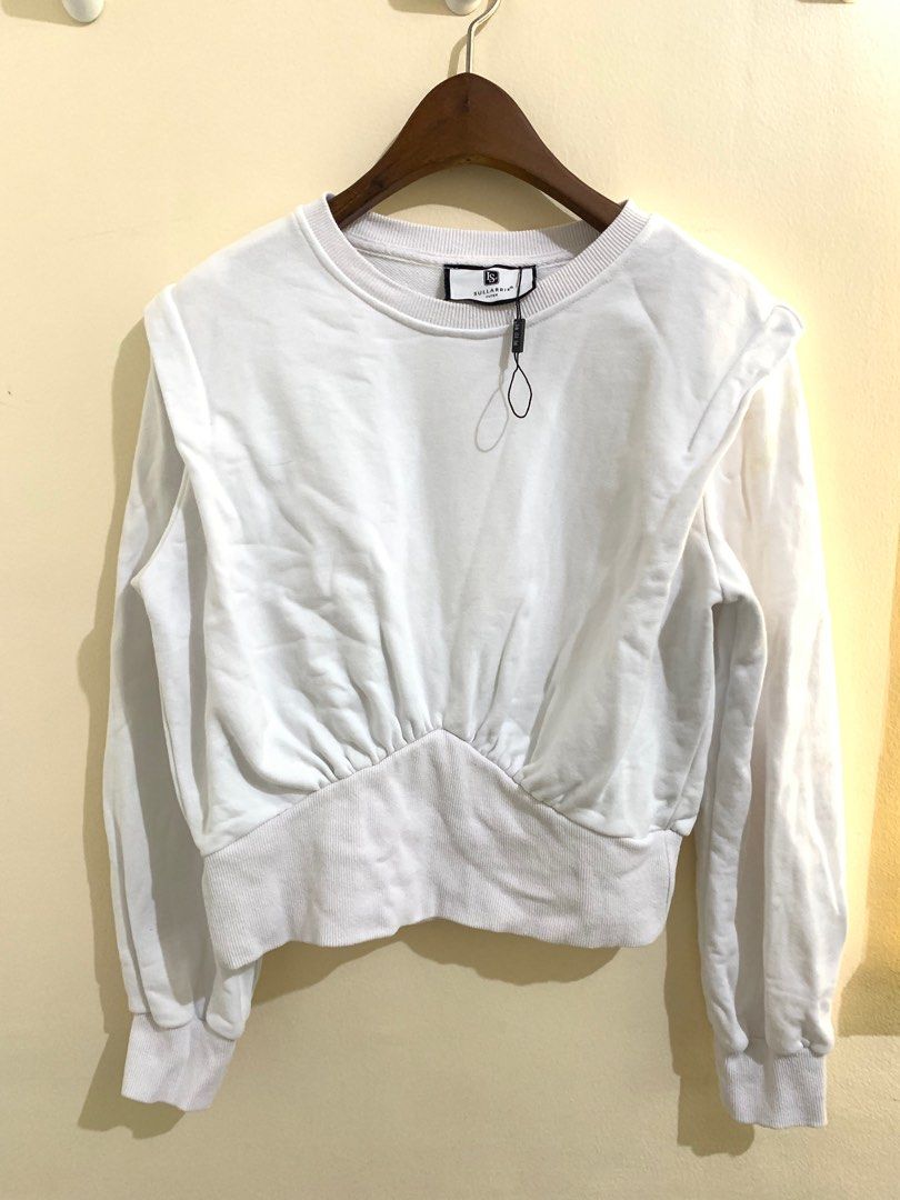 Bnwt white cropped sweater (Category: Longsleeves) located in San Fernando. Submitted by project.cleanup (Listing ID 1306921958, Image 1). Description: Has a yellowish color transfer on left shoulder (see last pic) Nakakasnatch ng waist yung thick ribbing 😉 .