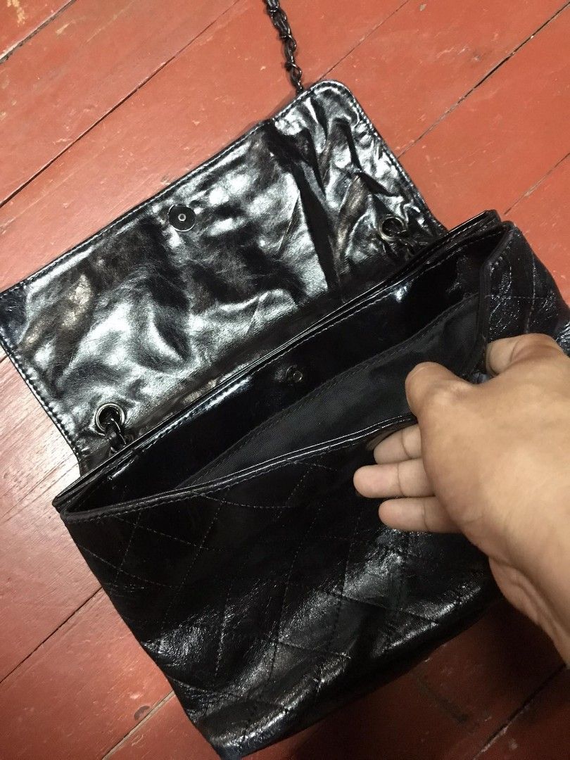 Chanel (Category: Luxury Bags & Wallets) located in Bislig. Submitted by chrispril (Listing ID 1306993733, Image 3). Description: Chanel❗ Excellent condition Baka may gusto nito 1500.