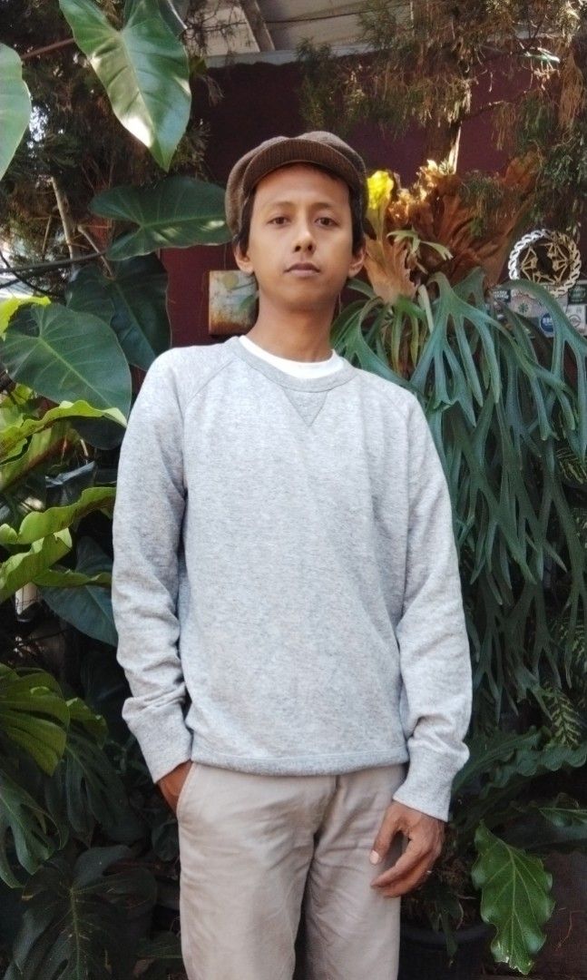 Crewneck Uniqlo Basic Polos Abu Fesyen Pria Pakaian Atasan di Carousell