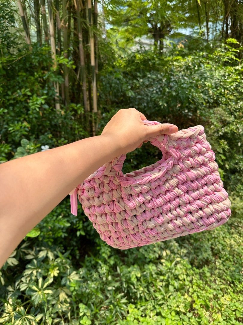 Crochet Handmade Bags Clutch (Category: Shoulder Bags) located in Quezon City. Submitted by iz7193 (Listing ID 1306927978, Image 2). Description: Can custom color/sizes Handmade.