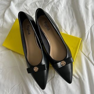 Figlia Black Shoes- Size 9