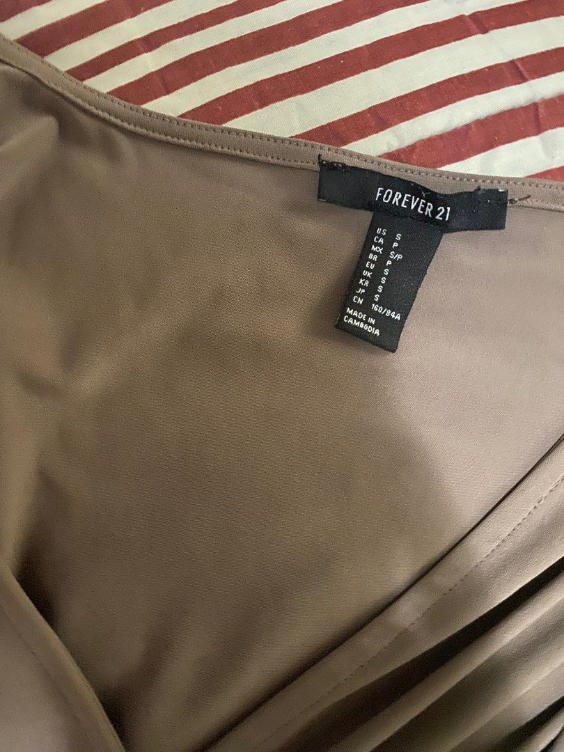 Forever 21 wrap around dress (Category: Dresses) located in Quezon City. Submitted by peachyps (Listing ID 1306937324, Image 3). Description: - super flattering dress - price is negotiable - perfect for girls who has 24-26 waist line :).